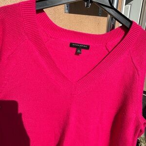 Banana Republic Women's V-Neck Fuchsia Sweater